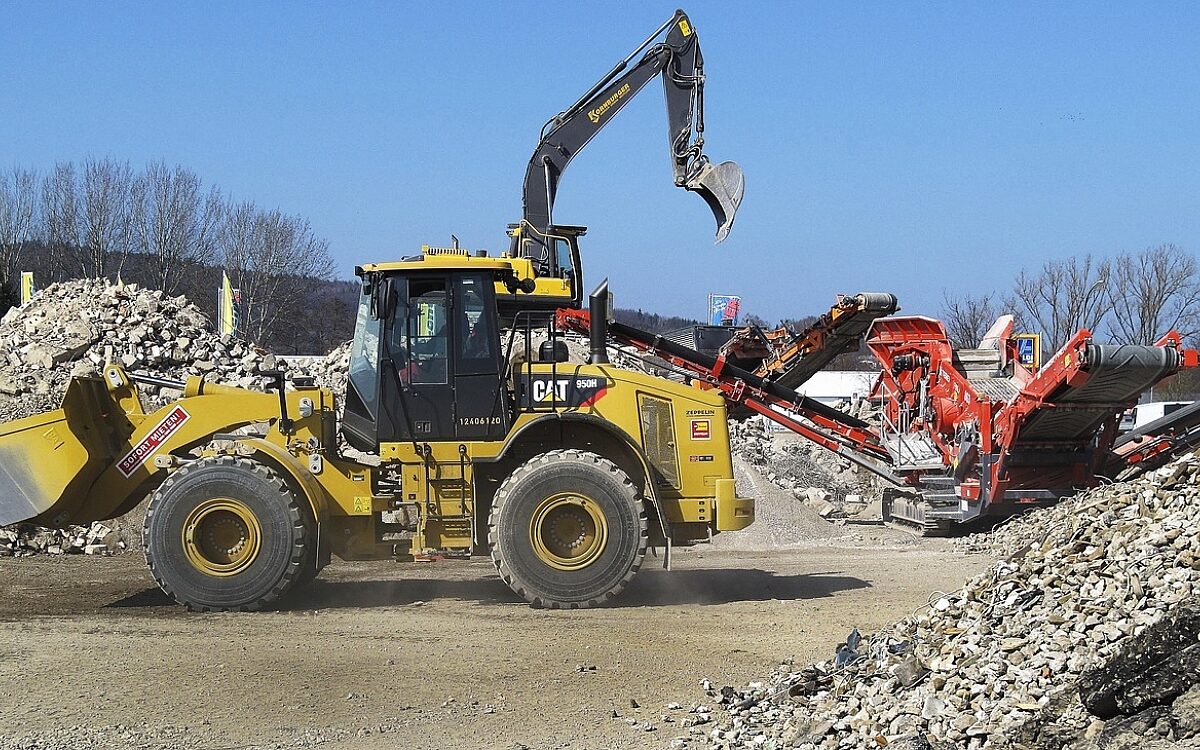 Ein Bagger auf einer Bauschutt Deponie Ein Bagger auf einer Bauschutt Deponie